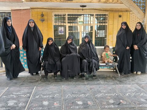 تصاویر/مراسم غبارروبی مزار مطهر شهدا توسط طلاب موسسه آموزش عالی ریحانة الرسول ساوه