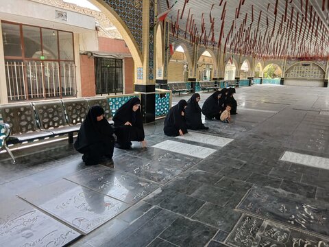 تصاویر/مراسم غبارروبی مزار مطهر شهدا توسط طلاب موسسه آموزش عالی ریحانة الرسول ساوه