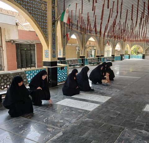 تصاویر/مراسم غبارروبی مزار مطهر شهدا توسط طلاب موسسه آموزش عالی ریحانة الرسول ساوه