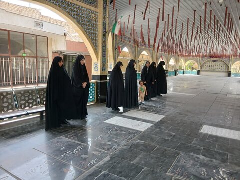 تصاویر/مراسم غبارروبی مزار مطهر شهدا توسط طلاب موسسه آموزش عالی ریحانة الرسول ساوه