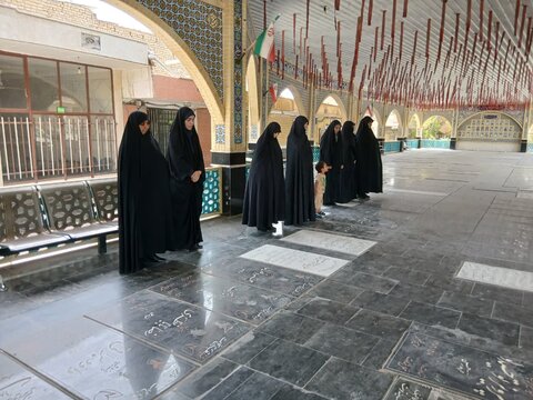 تصاویر/مراسم غبارروبی مزار مطهر شهدا توسط طلاب موسسه آموزش عالی ریحانة الرسول ساوه