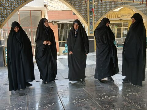 تصاویر/مراسم غبارروبی مزار مطهر شهدا توسط طلاب موسسه آموزش عالی ریحانة الرسول ساوه