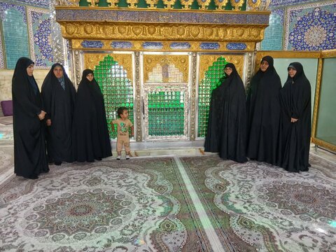 تصاویر/مراسم غبارروبی مزار مطهر شهدا توسط طلاب موسسه آموزش عالی ریحانة الرسول ساوه