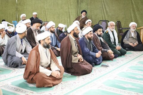 تجمع طلاب و روحانیون و اساتید