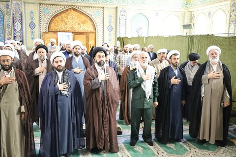 تجمع طلاب و روحانیون و اساتید