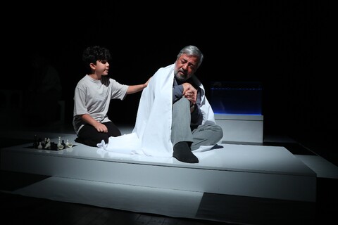 تصاویر/ آغاز اجرای نمایش «قرار» در قم با محوریت شهدای غواص دفاع مقدس