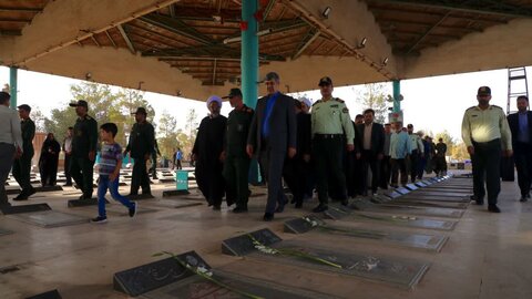 تصاویر/ همزمان با هفته دفاع مقدس آیین غبار روبی و ادای احترام به مقام شهدا