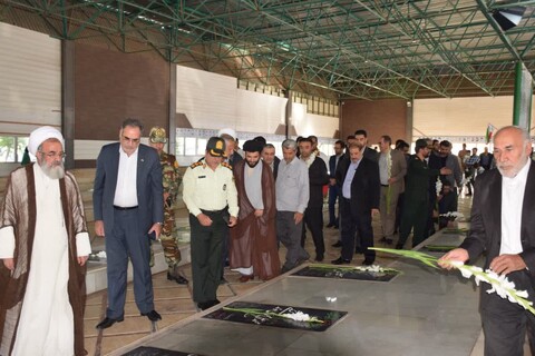 تصاویر/ مراسم غبارروبی و عطر افشانی مزار مطهر شهداء در مرند