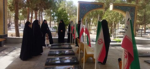 تصاویر/تجدید میثاق با آرمان‌های شهدا توسط طلاب مدرسه علمیه کوثر زرندیه