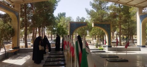 تصاویر/تجدید میثاق با آرمان‌های شهدا توسط طلاب مدرسه علمیه کوثر زرندیه