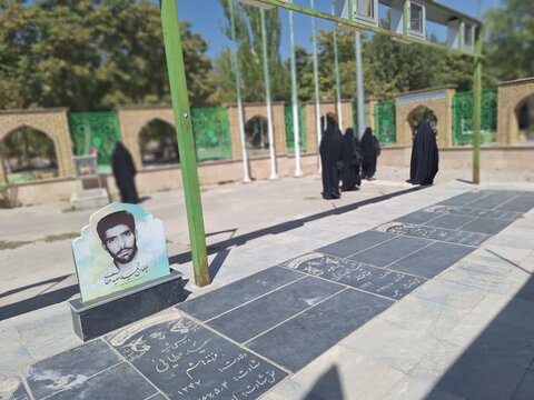 تصاویر/مراسم غبارروبی گلزار شهدا امامزاده سهل ابن علی شهرستان آستانه در هفته دفاع مقدس