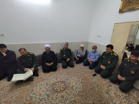 تصاویر/ حضور فرمانده و مسئول نمایندگی ولی فقیه در سپاه الغدیر در منزل جانباز شهید