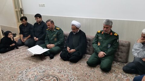 تصاویر/ حضور فرمانده و مسئول نمایندگی ولی فقیه در سپاه الغدیر در منزل جانباز شهید