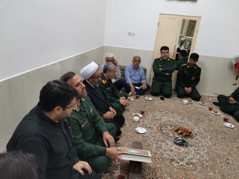 تصاویر/ حضور فرمانده و مسئول نمایندگی ولی فقیه در سپاه الغدیر در منزل جانباز شهید