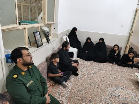 تصاویر/ حضور فرمانده و مسئول نمایندگی ولی فقیه در سپاه الغدیر در منزل جانباز شهید