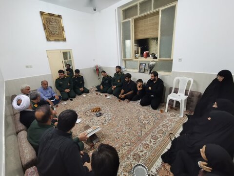 تصاویر/ حضور فرمانده و مسئول نمایندگی ولی فقیه در سپاه الغدیر در منزل جانباز شهید