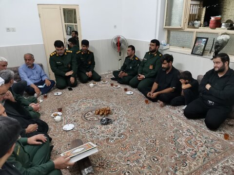 تصاویر/ حضور فرمانده و مسئول نمایندگی ولی فقیه در سپاه الغدیر در منزل جانباز شهید