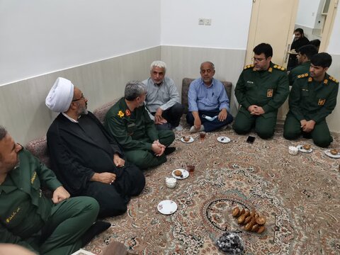 تصاویر/ حضور فرمانده و مسئول نمایندگی ولی فقیه در سپاه الغدیر در منزل جانباز شهید