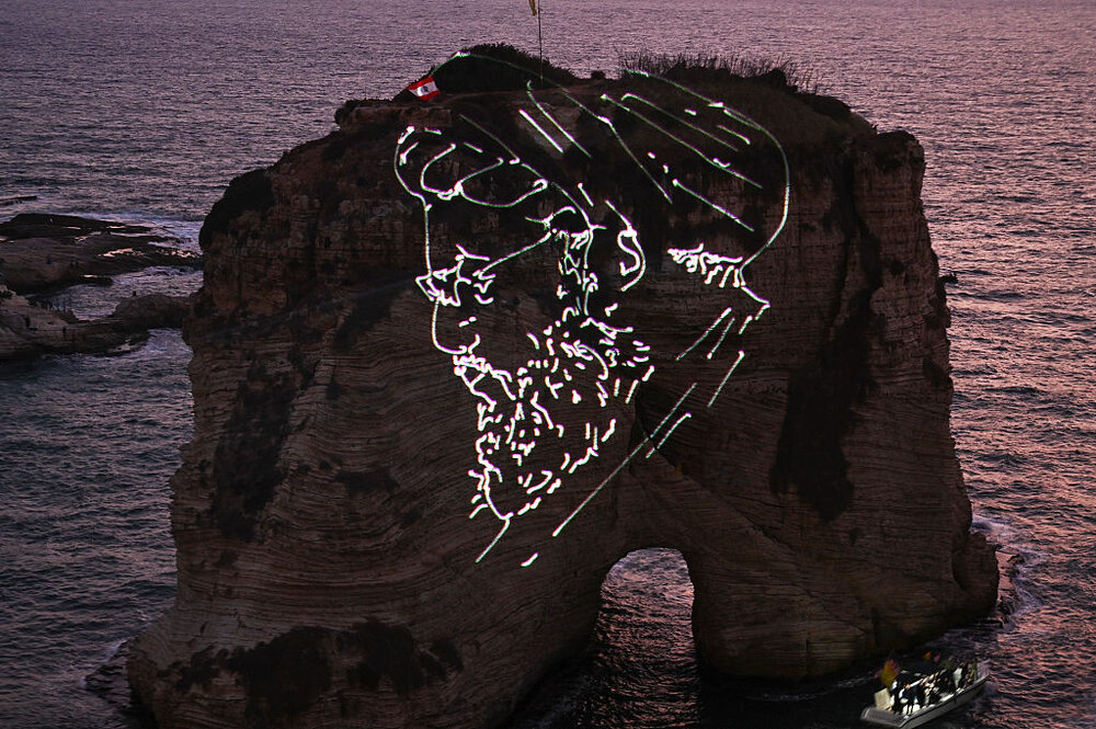 رئيس الحكومة اللبنانية يلغي مواعيده اعتراضا على إضاءة صخرة الروشة بصورة نصر الله