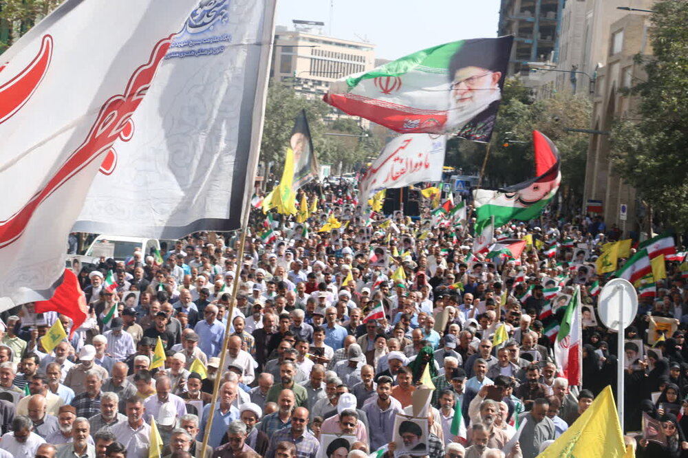 مردم مشهد با شعار «مرگ بر اسرائیل» و «لبیک یا خامنه‌ای» همبستگی خود را نشان دادند