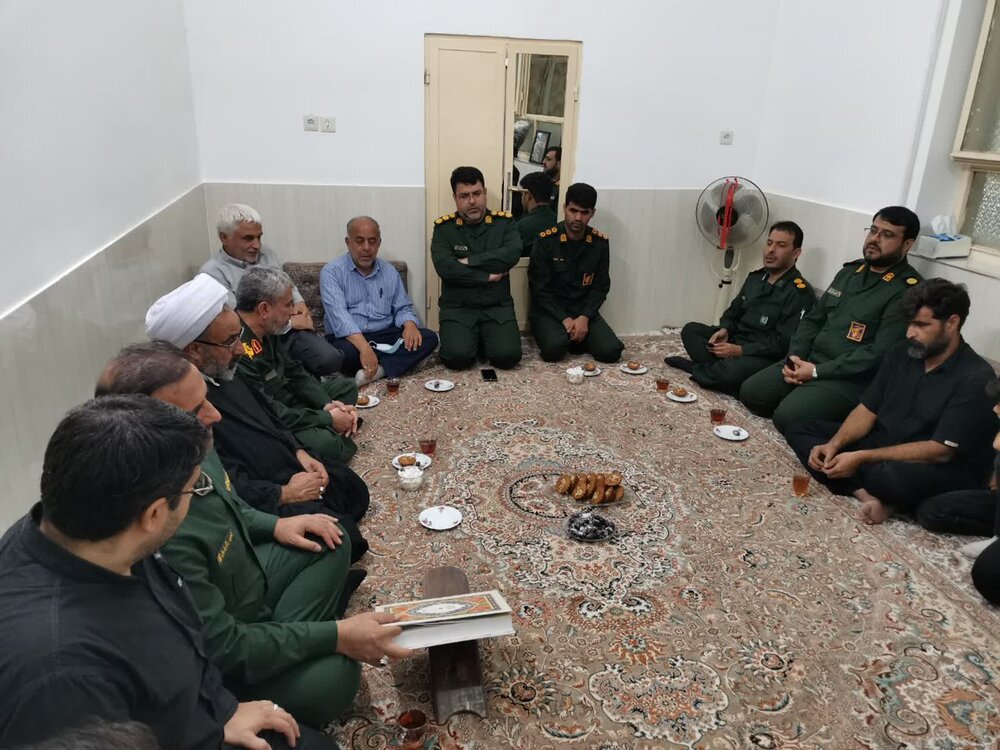 تصاویر/ حضور فرمانده و مسئول نمایندگی ولی فقیه در سپاه الغدیر در منزل جانباز شهید سید محمد حسین امامی