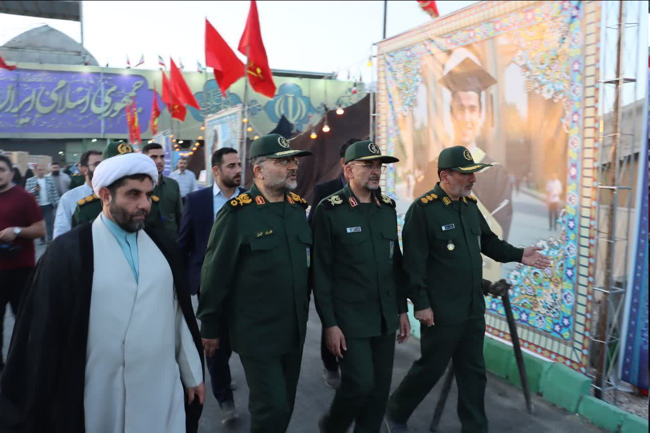 بازدید سردار سلیمانی از نمایشگاه‌های کوی خدمت، کوی غیرت و اسوه در دومین کنگره بزرگداشت سه هزار شهید استان سمنان + عکس