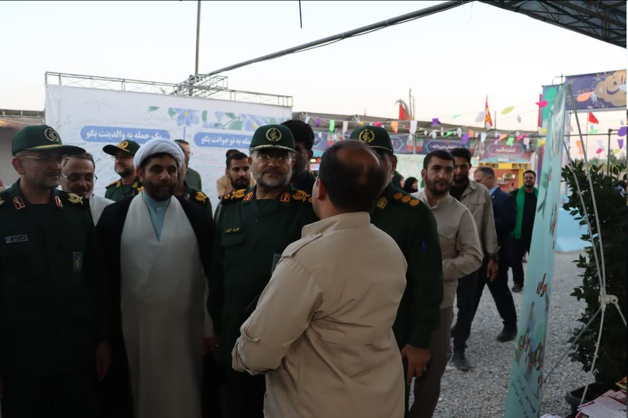 بازدید سردار سلیمانی از نمایشگاه‌های کوی خدمت، کوی غیرت و اسوه در دومین کنگره بزرگداشت سه هزار شهید استان سمنان + عکس