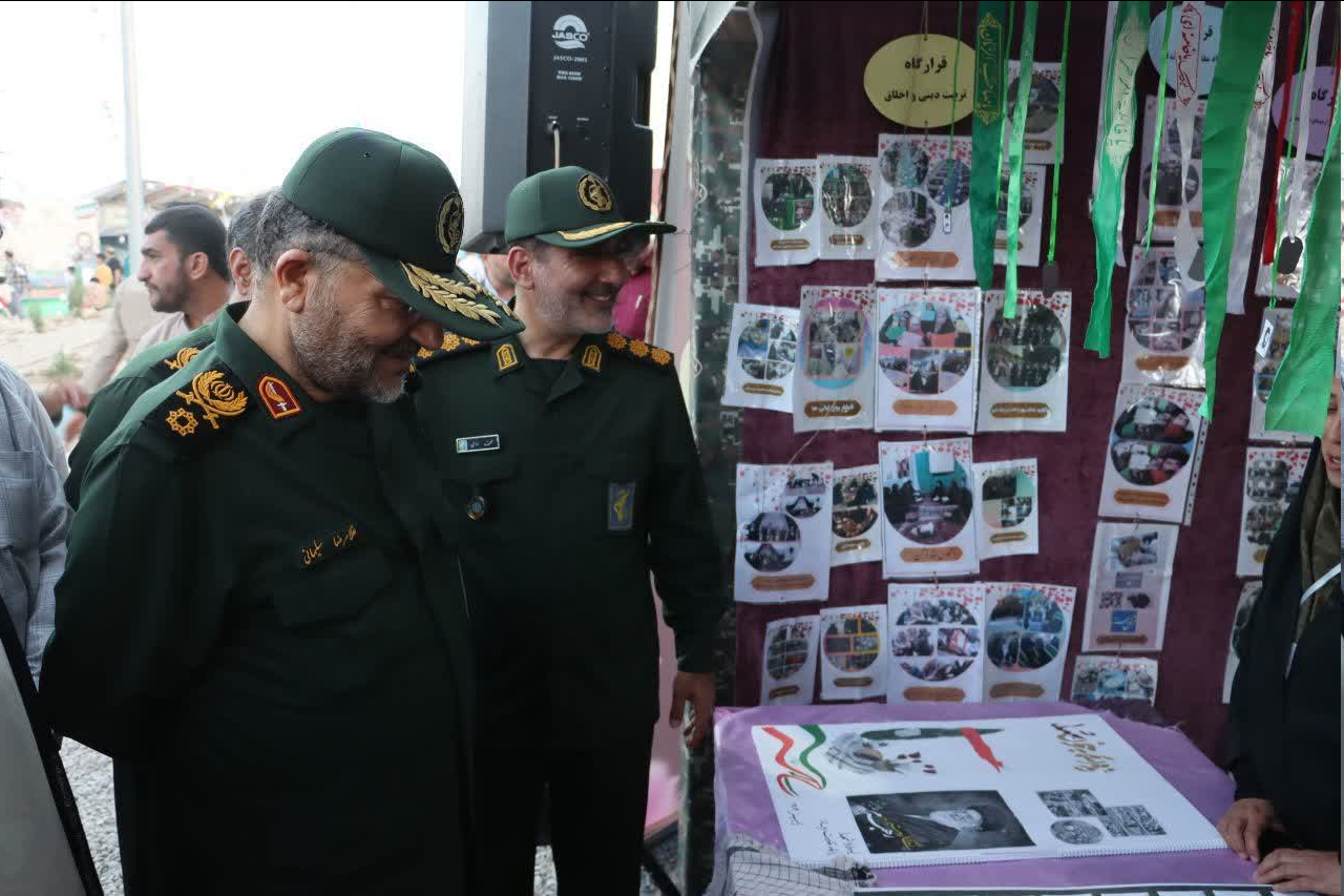 بازدید سردار سلیمانی از نمایشگاه‌های کوی خدمت، کوی غیرت و اسوه در دومین کنگره بزرگداشت سه هزار شهید استان سمنان + عکس