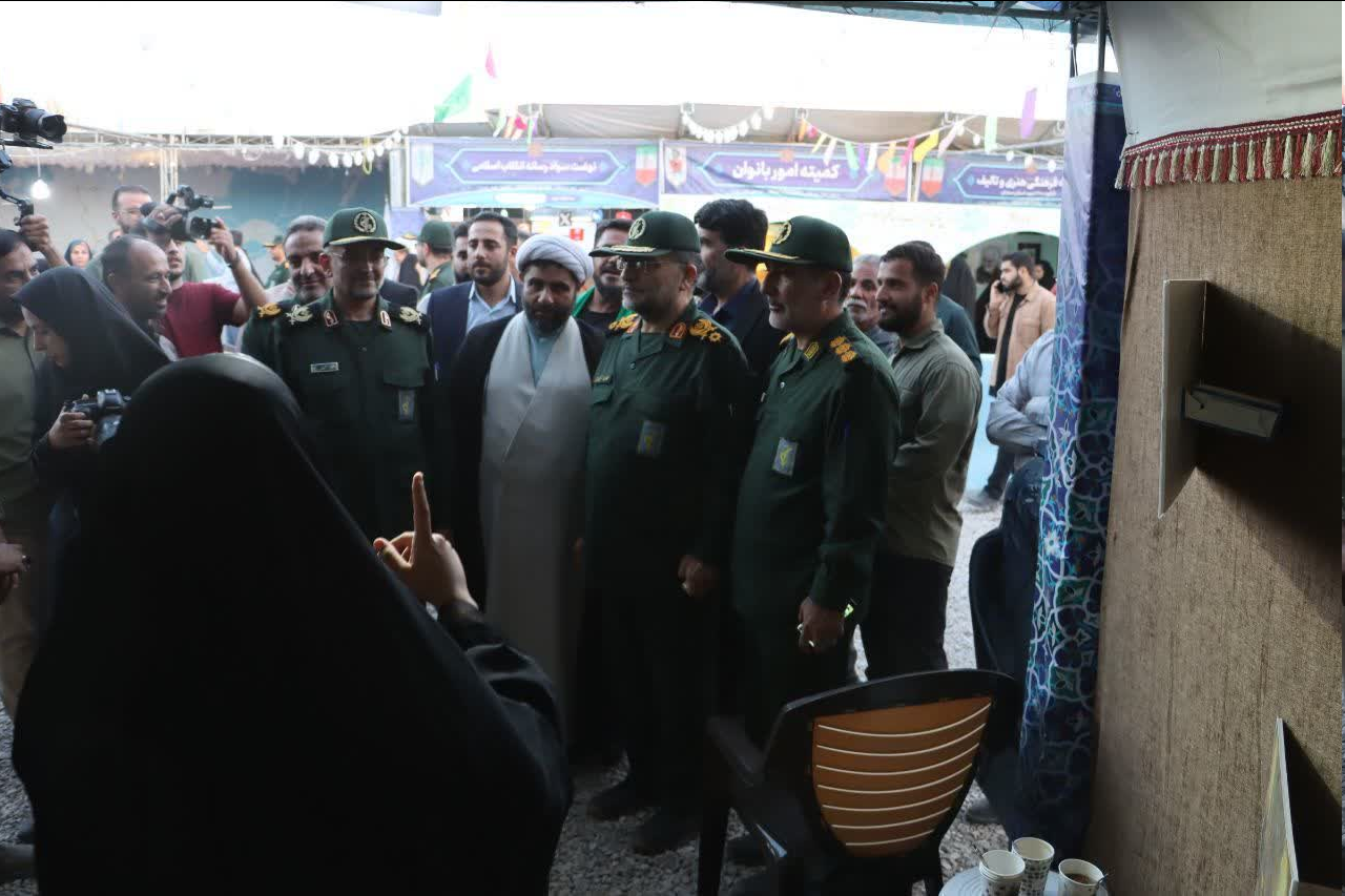 بازدید سردار سلیمانی از نمایشگاه‌های کوی خدمت، کوی غیرت و اسوه در دومین کنگره بزرگداشت سه هزار شهید استان سمنان + عکس