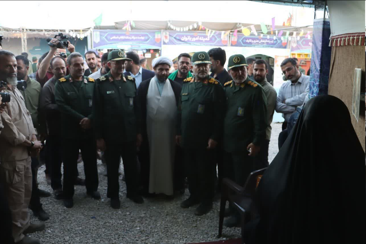 بازدید سردار سلیمانی از نمایشگاه‌های کوی خدمت، کوی غیرت و اسوه در دومین کنگره بزرگداشت سه هزار شهید استان سمنان + عکس