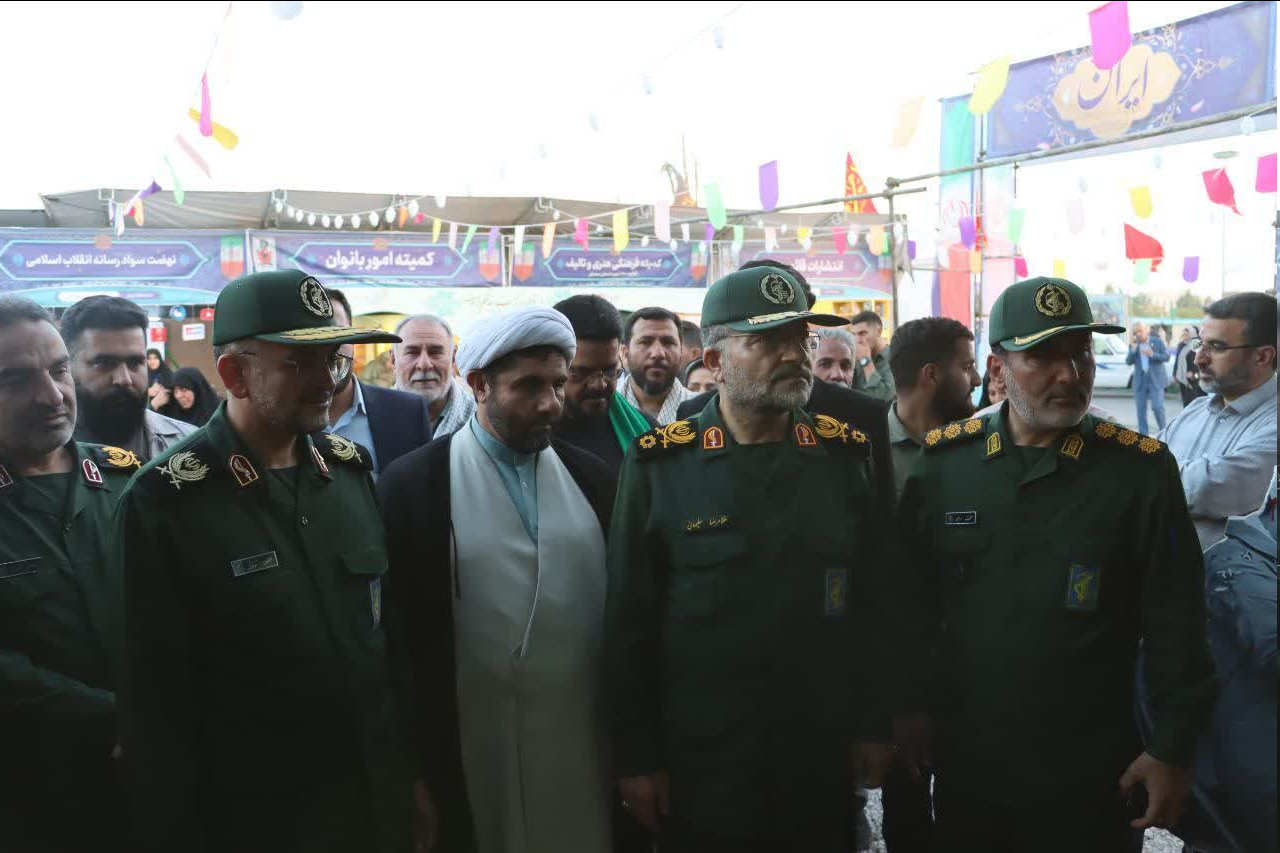 بازدید سردار سلیمانی از نمایشگاه‌های کوی خدمت، کوی غیرت و اسوه در دومین کنگره بزرگداشت سه هزار شهید استان سمنان + عکس