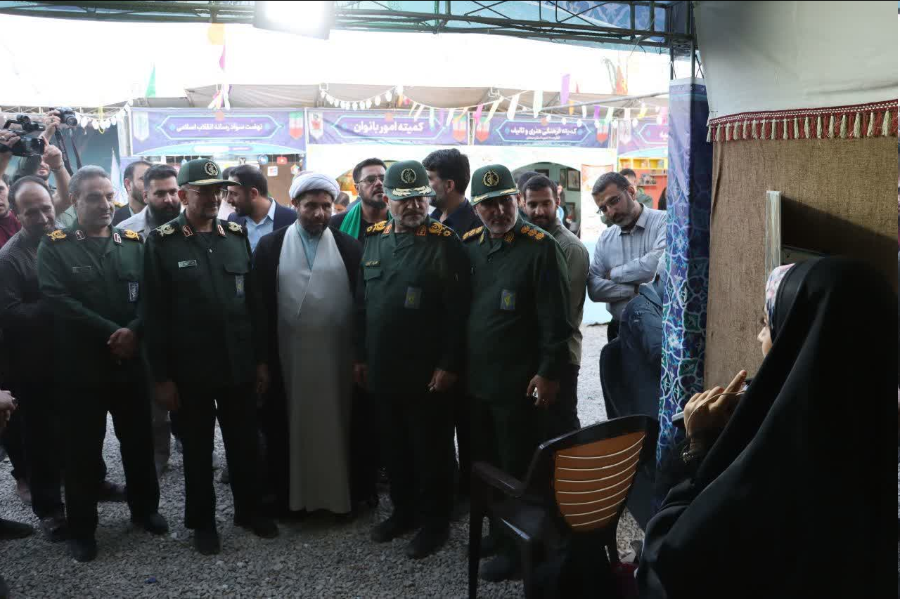 بازدید سردار سلیمانی از نمایشگاه‌های کوی خدمت، کوی غیرت و اسوه در دومین کنگره بزرگداشت سه هزار شهید استان سمنان + عکس