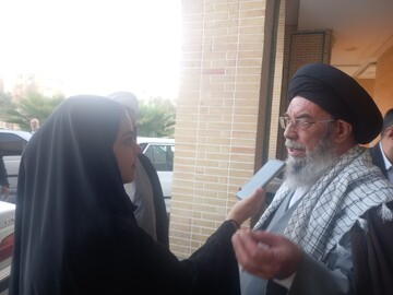 روحانیون در دفاع مقدس همراه با مردم بودند و اکنون در همه کارها جلودار مردم هستند