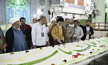 تصاویر/ تهیه و آماده‌سازی کیک یک کیلومتری به مناسبت ولادت حضرت عبدالعظیم(ع)