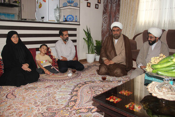 تجلیل سرپرست دفتر اجتماعی سیاسی حوزه‌های علمیه از خانواده شهدای جنگ تحمیلی ۱۲ روزه 