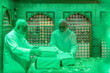 تصاویر/ غبارروبی مضجع مطهر امام رضا علیه‌السلام