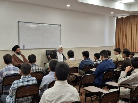 تصاویر/  نشست تربیتی و انگیزه‌ سازی ویژه طلاب پایه اول مدینة‌ العلم کاظمیه