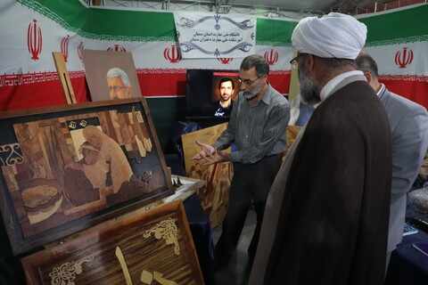 تصاویر/ در پنجمین شب کنگره ملی سه‌هزار شهید استان سمنان نماینده ولی‌فقیه در استان سمنان از نمایشگاه ادارات و دستگاه های اجرایی بازدید کرد