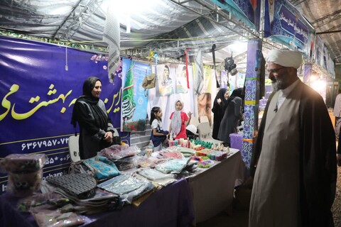 تصاویر/ در پنجمین شب کنگره ملی سه‌هزار شهید استان سمنان نماینده ولی‌فقیه در استان سمنان از نمایشگاه ادارات و دستگاه های اجرایی بازدید کرد