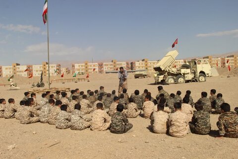 تصاویر/ ویژه برنامه به دنبال ستاره ها "فصل جنگ ۱۲ روزه" با حضور ۶۵ نفر از  دانش آموزان مدرسه میرزا کوچک خان برگزار شد