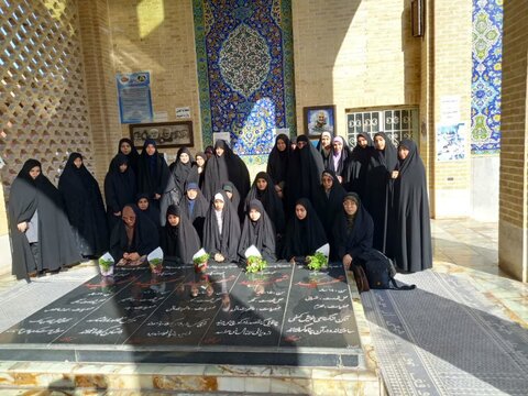تصاویر/ تجدید میثاق بانوان طلبه استان کرمان با شهدا در آغاز سال تحصیلی