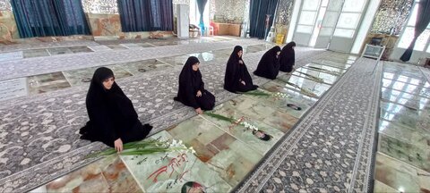 تصاویر/ تجدید میثاق بانوان طلبه استان کرمان با شهدا در آغاز سال تحصیلی