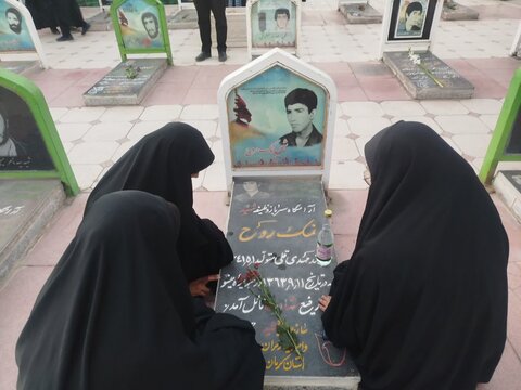 تصاویر/ تجدید میثاق بانوان طلبه استان کرمان با شهدا در آغاز سال تحصیلی