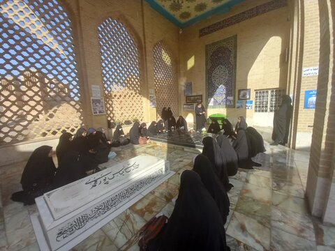 تصاویر/ تجدید میثاق بانوان طلبه استان کرمان با شهدا در آغاز سال تحصیلی