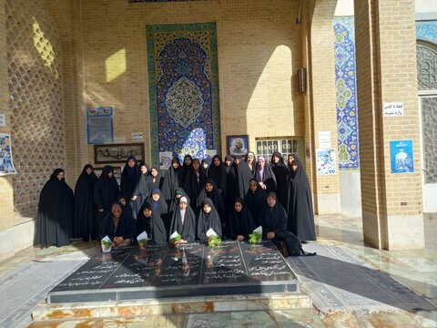 تصاویر/ تجدید میثاق بانوان طلبه استان کرمان با شهدا در آغاز سال تحصیلی