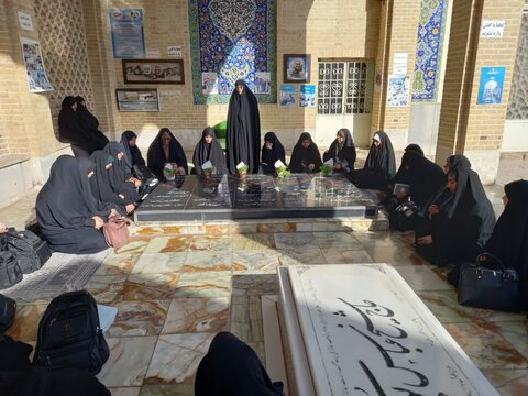 تصاویر/ تجدید میثاق بانوان طلبه استان کرمان با شهدا در آغاز سال تحصیلی