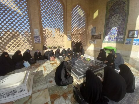 تصاویر/ تجدید میثاق بانوان طلبه استان کرمان با شهدا در آغاز سال تحصیلی