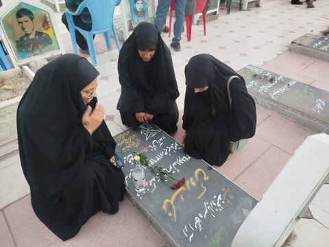 تصاویر/ تجدید میثاق بانوان طلبه استان کرمان با شهدا در آغاز سال تحصیلی