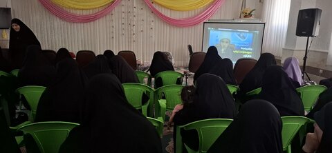 تصاویر/ آیین گرامیداشت هفته دفاع مقدس در مدرسه علمیه خواهران خورموج