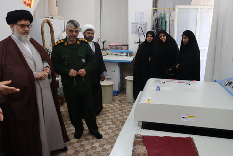 تصاویر/ حمایت امام جمعه بافق از شعار سال در بازدید از کارگاه های خانگی بانوان